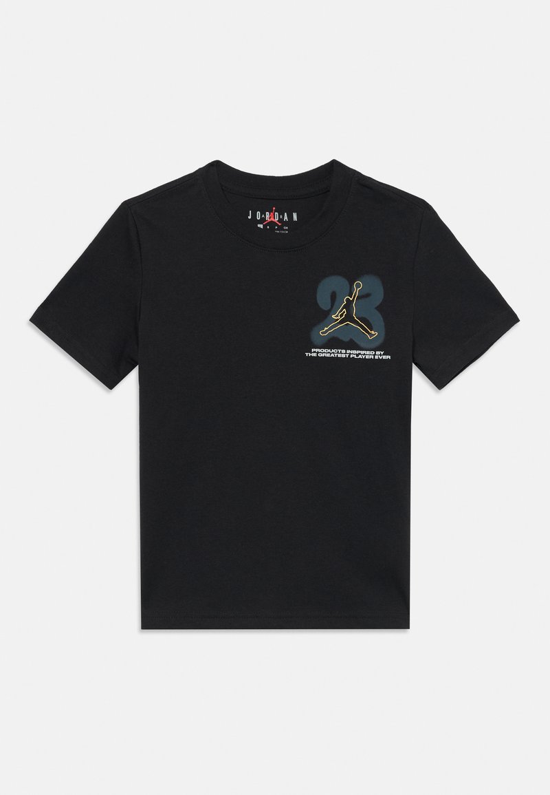 Camiseta negra de manga corta con un logo dorado de Jumpman, un gran número 23 en gris y el texto "Productos inspirados por el mejor jugador de todos los tiempos" en el pecho.