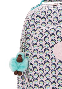 Zaino con un motivo a conchiglia rosa, caratterizzato da dettagli turchesi e un portachiavi a forma di scimmia in peluche. La superficie è liscia con dettagli in zipper.