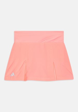 Falda deportiva rosa con una cinturilla ancha, diseño plisado y detalle reflectante de tres rayas en la esquina inferior izquierda. Textura suave.