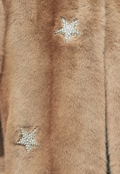 Heledaja beezikas faux karvane mantel pehme tekstuuriga. Ees on kaks hõbedaste rhinestone'idega tähte kujutavat kaunistust.