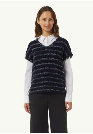 Gestreiftes navyblaues Strickoberteil mit strukturierter Oberfläche, mit V-Ausschnitt und kurzen Ärmeln, getragen über einem weißen Hemd mit Kragen und dunklen Hosen.