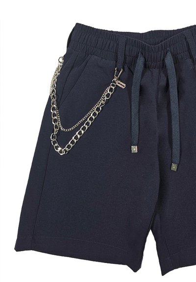 Pantaloni short blu navy realizzati in un materiale morbido; presentano una vita elasticizzata e un dettaglio in catena argentata su un lato, con coulisse regolabili.