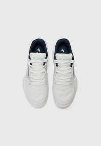 Białe buty sportowe z siateczkową cholewką, teksturowymi nało�żeniami i granatowym wnętrzem. Posiadają perforowane detale i białe sznurówki. Logo na języku.
