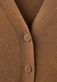 Bruine gebreide cardigan met een V-halsontwerp, twee knopen aan de voorkant en een geribbelde textuur op de stof. Gladde afwerking met een subtiel patroon.