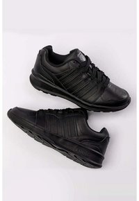 Črne atletske športne copate z usnjenim zgornjim delom z teksturo, ki imajo vodoravne črte, okroglo konico, vezalni dizajn in podplat z oblazinjenjem.