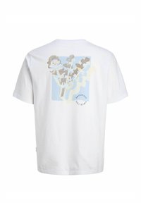 Wit T-shirt met korte mouwen, met op de achterkant een lichtblauw vierkant en een abstract beige bloemmotief, met de tekst "ORIGINALS" nabij het ontwerp.