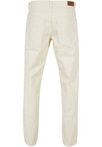 Pantalons en coton beige clair avec une coupe droite, dotés de deux poches arrière et d'une pièce en cuir marron au niveau de la taille.