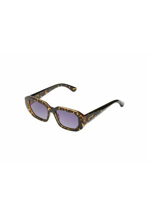 Lunettes de soleil rectangulaires en écaille de tortue avec des verres teintés violet foncé et des montures épaisses, inclinées vers la droite sur un fond blanc.