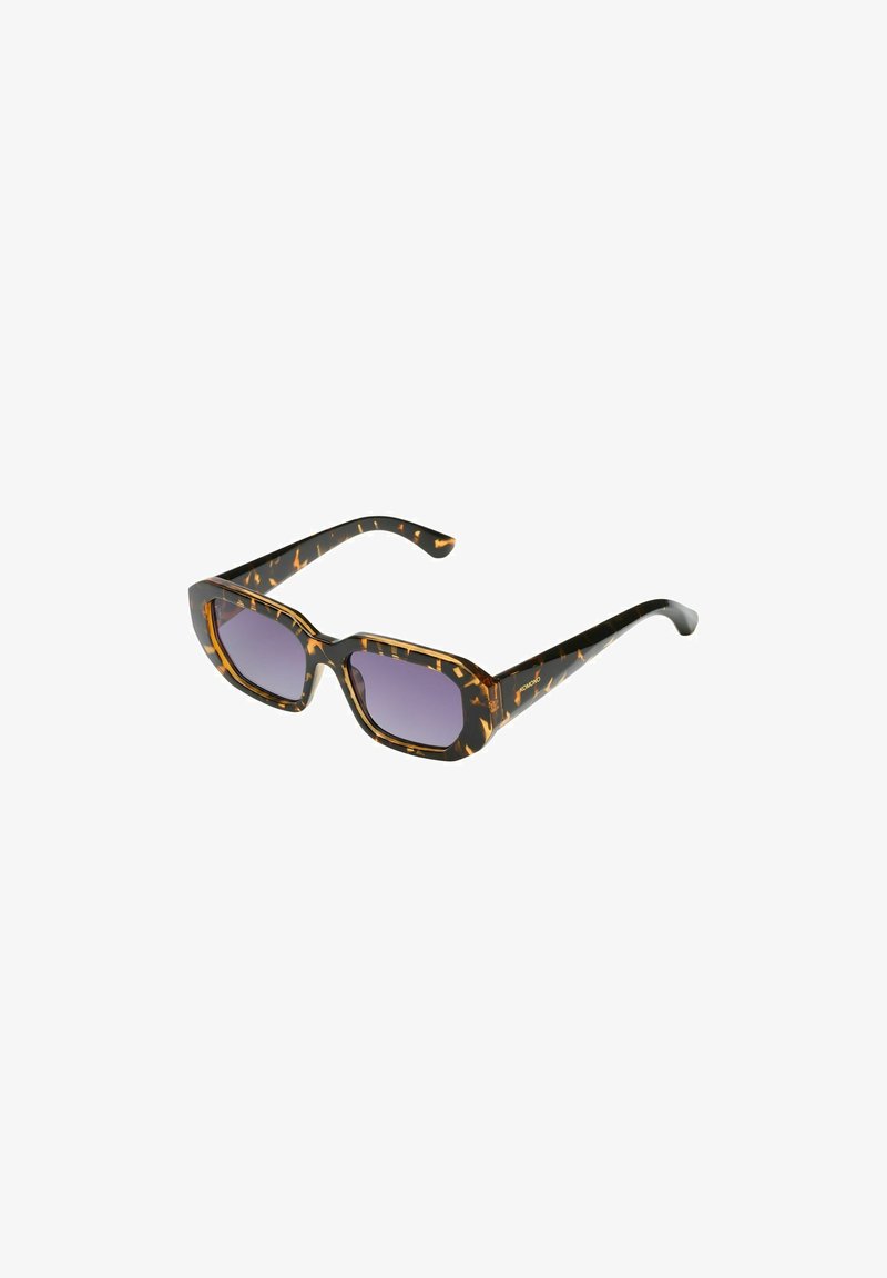 Lunettes de soleil rectangulaires en écaille de tortue avec des verres teintés violet foncé et des montures épaisses, inclinées vers la droite sur un fond blanc.