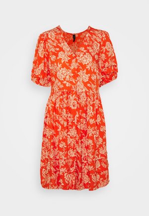 Czerwona sukienka z krótkim rękawem w beżowy kwiatowy wzór, z dekoltem w serek, guzikami z przodu, talią zebrana i falbanami na rękawach.