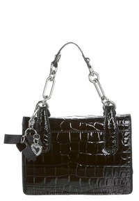 Sort, blank crocodilsmønster håndtaske med kraftig sølv kædehåndtag og hjertestformede samt bånd charms på siden.