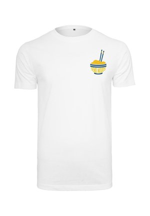 Weißes Baumwoll-T-Shirt mit einem bunten Grafikdesign von einer Schüssel Nudeln mit Essstäbchen und dem Text "SEND NOODS" in Gelb und Blau.