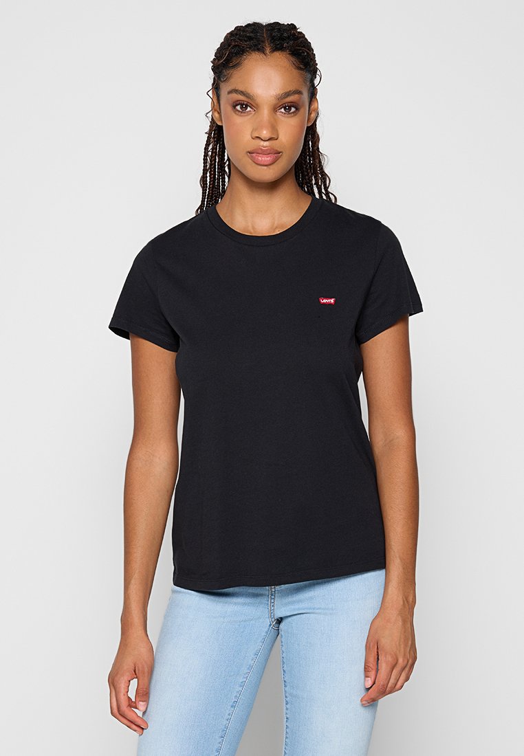 Schwarzes Baumwoll-T-Shirt mit Rundhalsausschnitt und kurzen Ärmeln. Verfügt über ein kleines rotes Logo auf der linken Brustseite. Glatte Textur, lockere Passform.