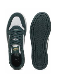 Puma sneakers i mørkegrønt ruskind og hvidt læder, med strukturerede snørebånd, guld logo og en mønstret gummisål.