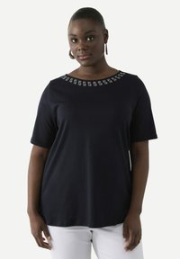 Ulla Popken RHINESTONE NECKLINE SHORT SLEEVE - Triko s potiskem - navy blue