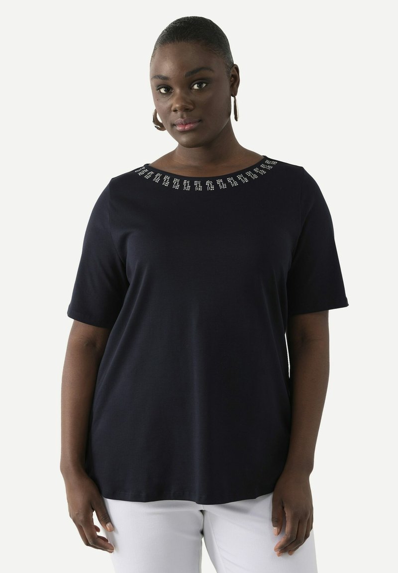 Ulla Popken RHINESTONE NECKLINE SHORT SLEEVE - Triko s potiskem - navy blue