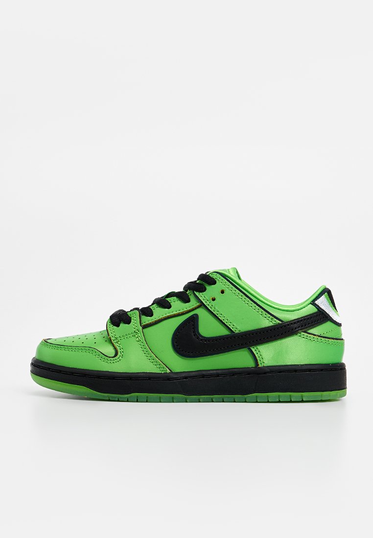 Zapatillas Nike verdes con un upper de cuero suave, acentos negros, cordones planos y una suela de goma con un agarre texturizado.
