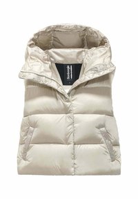 Gilet imbottito beige chiaro con finitura lucida, chiusura frontale con zip e bottoni a pressione. Dotato di un grande cappuccio e tasche laterali.