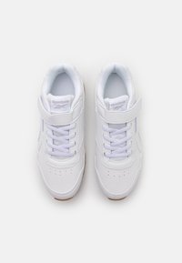 Baskets synthétiques blanches avec une finition texturée, dotées de panneaux en mesh, de lacets violet clair, d'une sangle velcro et d'une semelle en gomme.