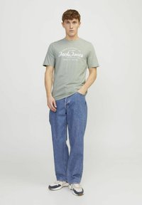 Jack & Jones RUNDHALS - T-shirt con stampa - desert sage