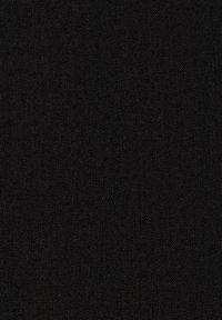 Schwarzer, strukturierter Stoff mit einem gewebten Muster, der eine glatte Oberfläche und leicht reflektierende Eigenschaften aufweist. Gleichmäßige Farbe über die gesamte Fläche.