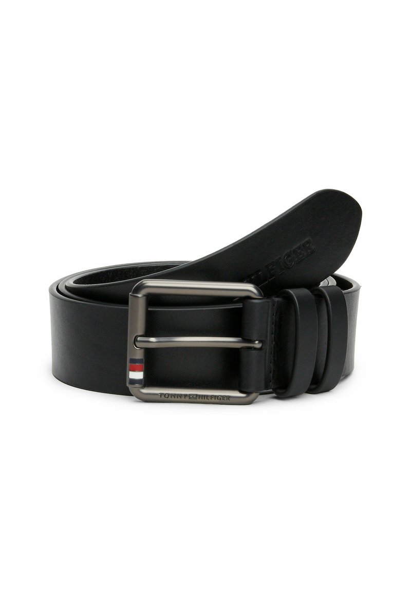 Cintura in pelle nera dal design elegante, con fibbia in metallo color argento e dettagli brandizzati. La cintura è liscia e presenta una finitura opaca.