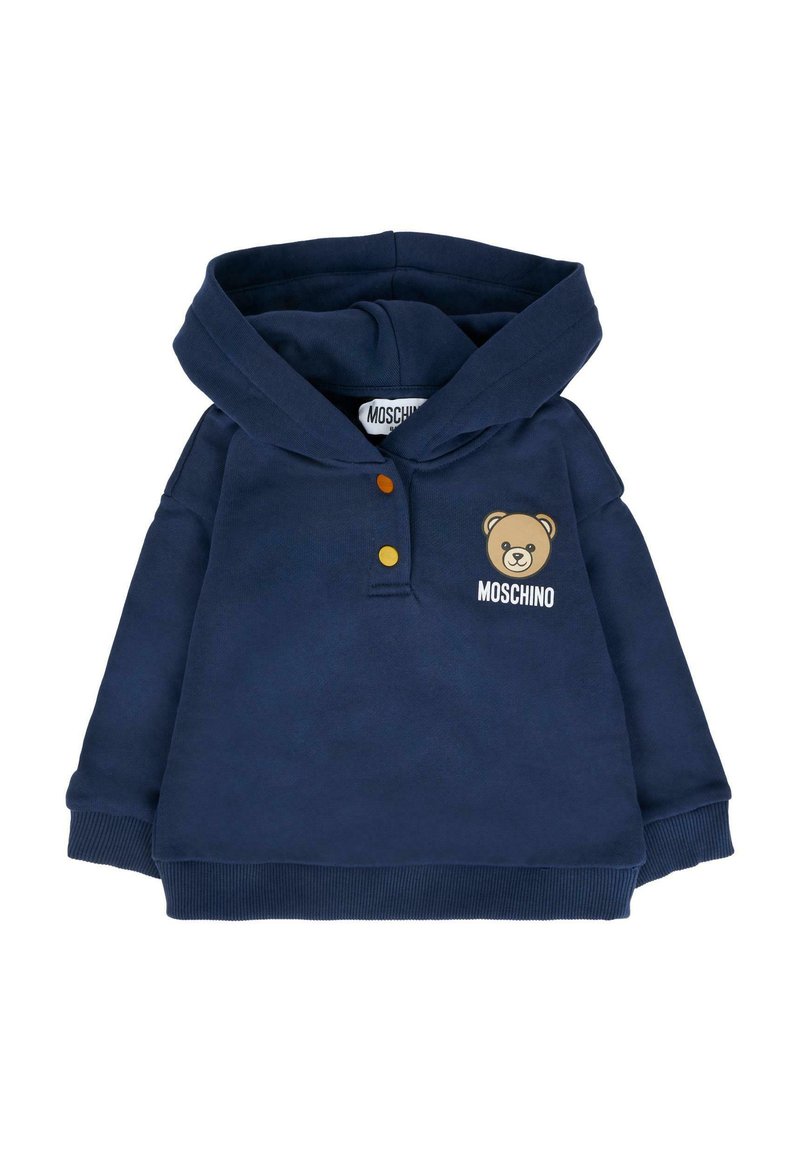 Felpa per bambinO blu navy con cappuccio, due bottoni e una grafica di un orsetto con il testo "MOSCHINO" sul petto.
