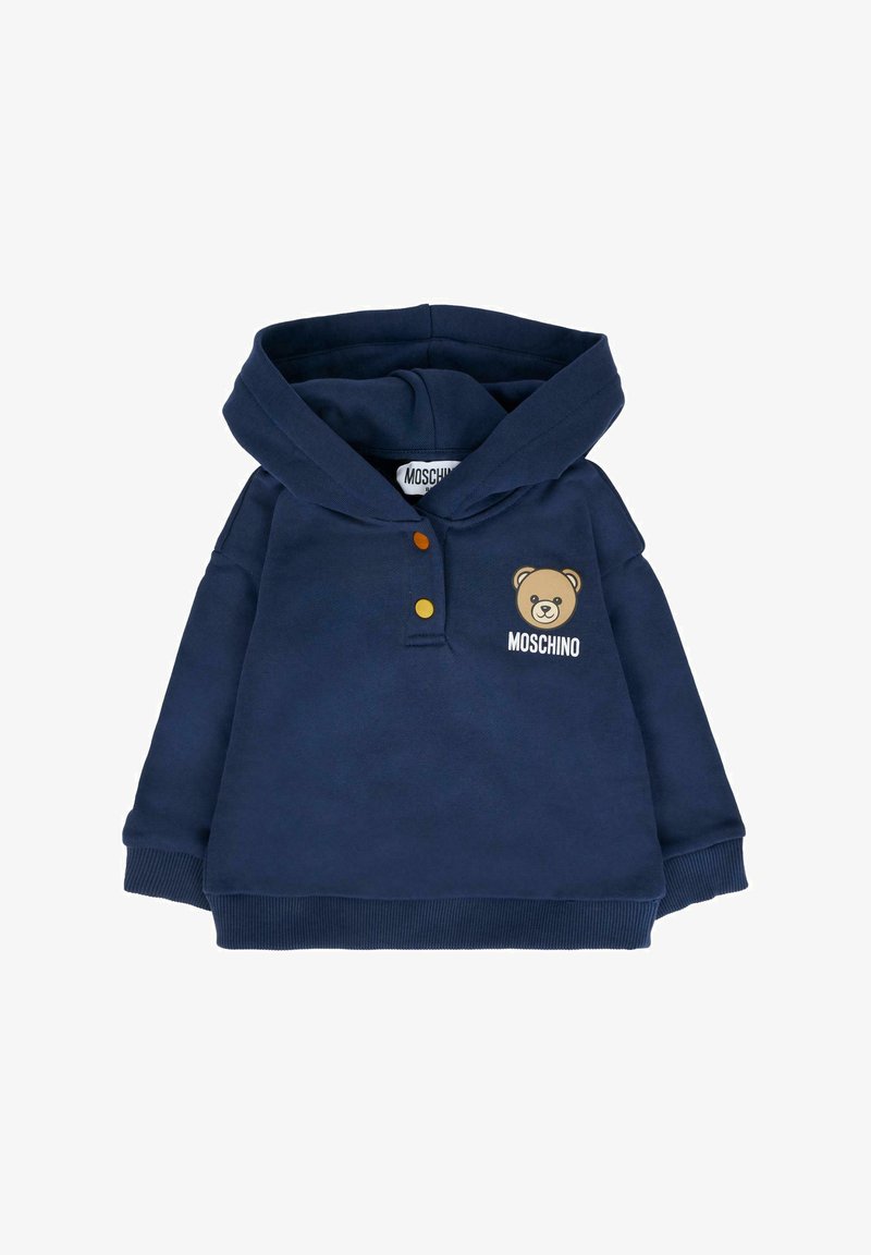 Felpa per bambinO blu navy con cappuccio, due bottoni e una grafica di un orsetto con il testo "MOSCHINO" sul petto.