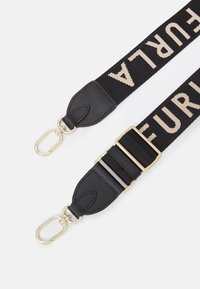 Sort stofrem med beige tekst, læderdetaljer og hardware i guldfarve. Justerbar spænde og aftagelige clips til fastgørelse.