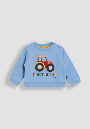 Helles blaues Sweatshirt mit einem gestickten roten Traktor auf der Vorderseite und dem Text "TRACTOR FUN" in bunten Buchstaben. Zwei Knöpfe am Schulterdetail.