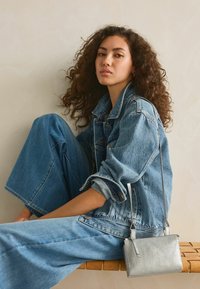 Next SMALL REGULAR FIT - Schoudertas - silver