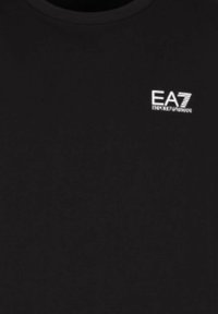 T-shirt nera a maniche corte realizzata in tessuto liscio, con un logo EA7 bianco sulla zona sinistra del petto e un colletto rotondo.
