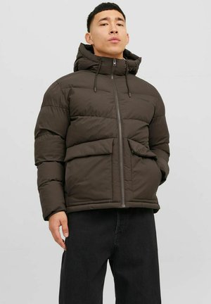 Braune Puffjacke mit Kapuze, Reißverschluss vorne und zwei großen Fronttaschen. Sie hat ein gestepptes Design und verstellbare Kordeln an der Kapuze.