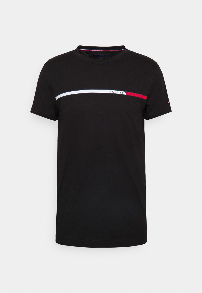 T-shirt noir à manches courtes en coton, avec un design à rayures horizontales blanches, rouges et bleues, affichant le texte "TOMMY HILFIGER".