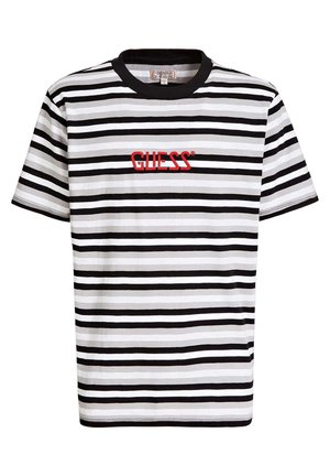 Sort-hvidt vandretstribet kortærmet T-shirt med rødt "GUESS" logo broderet på brystet og sort rund hals.