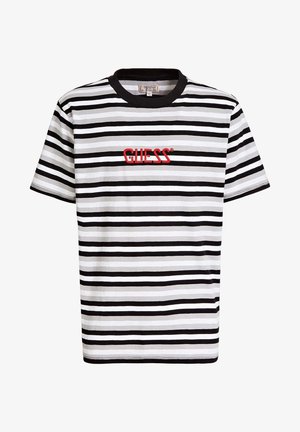 Zwart-wit horizontaal gestreept T-shirt met korte mouwen en een rood "GUESS"-logo geborduurd op de borst en een zwarte ronde hals.