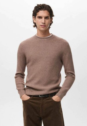 Jersey acanalado marrón con cuello redondo y mangas largas, combinado con pantalones de pana marrón oscuro. Textura suave y diseño ajustado.