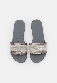 Un paio di sandali scivolati grigi con suole testurizzate e cinturini in tessuto a zig zag beige, con bordi metallici e logo del marchio.
