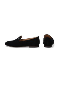 Schwarze Wildleder-Loafer mit niedrigem Profil, runder Zehenform und subtilen Nähten. Die Sohle ist braun und hat eine minimale Textur für besseren Halt.