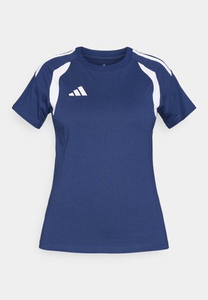 Granatowa sportowa koszulka z syntetycznej tkaniny, z białymi akcentami na ramionach i małym białym logo na piersi.