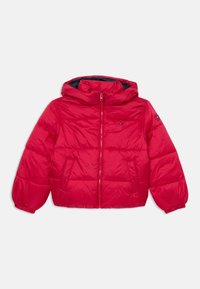 Rød puffjakke med hætte, lynlås lukning og elastiske manchetter. Har to frontlommer og et logo på brystet. Glat, quilttet tekstur.
