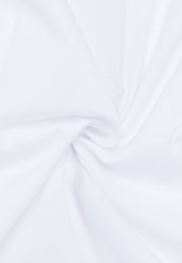 Witte stof met een gladde textuur, die in plooien valt en een lichte en luchtige kwaliteit toont, zonder patronen of ontwerpen.