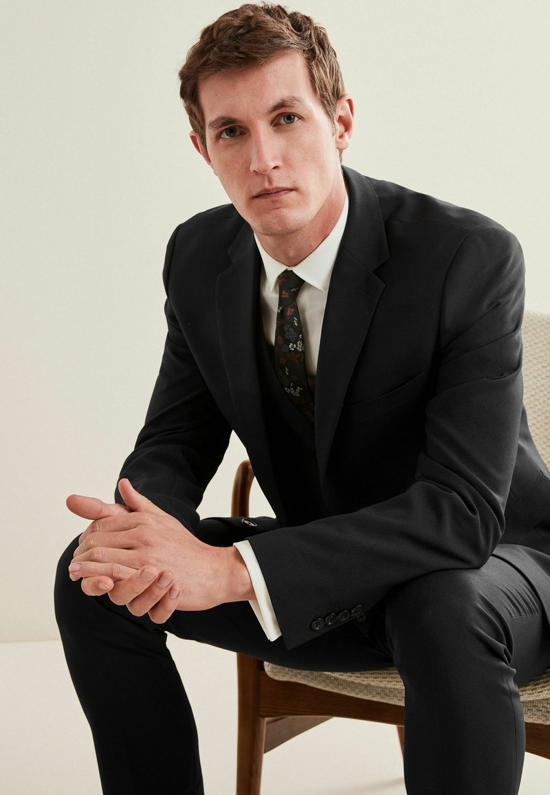 Camicia elegante nera da uomo con logo in stile gotico Camicia elegante nera da uomo con logo in stile gotico