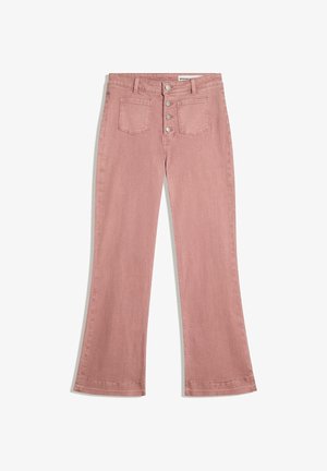 Roze high-waist jeans met wijde pijpen, voorzakken, knoopsluiting, riemlussen en een eenvoudig ontwerp tegen een witte achtergrond.