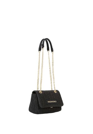 Borsa Valentino nera testurizzata con tracolle a catena dorata e spalline in pelle nera, chiusura con patta rettangolare, su sfondo bianco.