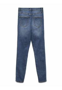 Jeans en denim bleu foncé, ajustés, avec une taille mi-haute et deux poches arrière avec des rabats triangulaires. Texture et couture uniformes.