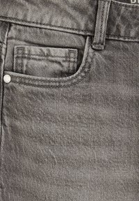 Hall hall teksastiil, millel on eesmine tasku, hõbedane neetdetail ja pehme tekstuur õrna tuhmunud välimusega.