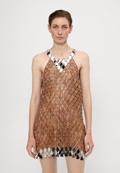 Vestido de malla marrón con acentos plateados en forma de diamante, que presenta un cuello halter y un dobladillo con flecos, combinando texturas suaves y reflectantes.