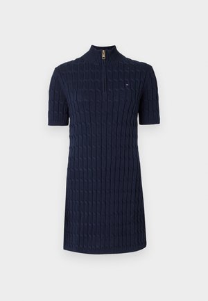 Granatowa, krótkosleeve, dzianinowa sukienka z wzorem w warkocz, z pół-zamkiem w kołnierzu i małym haftowanym logo na piersi.