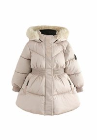 Chaqueta acolchada de color rosa claro con capucha de piel sintética, patrón de rombos, cintura con cinturón y bolsillos laterales con cremallera. Presenta un logotipo en la parte delantera.